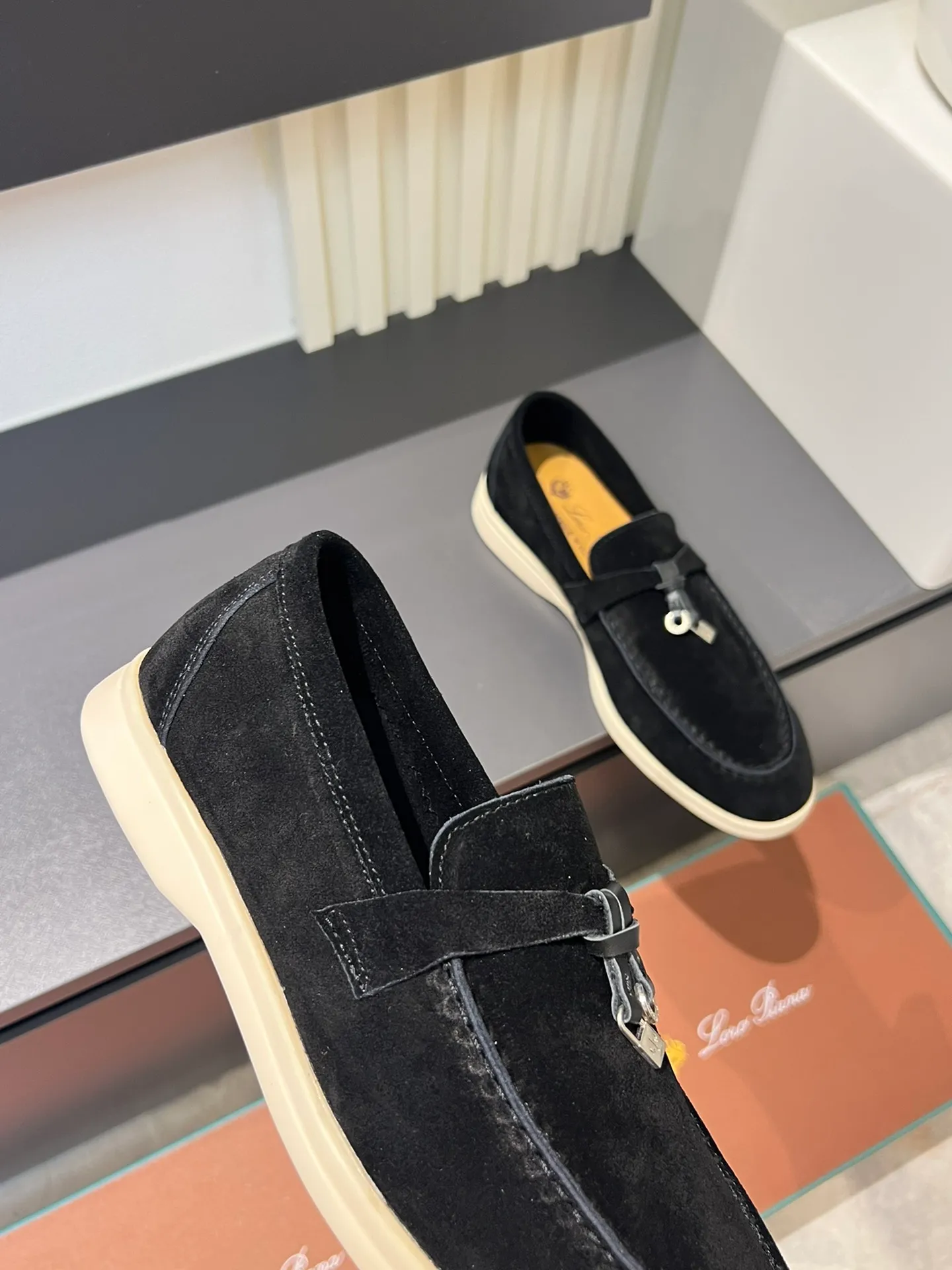 Men's shoes 💰p360 "Loro men's shoes 💰pian'*" Classic L men's shoes for couples 💰p Top version British flat loafers, a must-have item in old money style, the minimalist design is eye-catching and durable, a plus point for dressing The soft foot feel and texture are outstanding. They don’t scratch your feet and are very nice. They are matched with soft and waxy soles. They can be worn daily for a long time without getting tired. They are easy to wear, versatile and classic items, with perfect foot feel and texture! Imported cashmere fabric, the lining is made of imported A-grade water-dyed cow lining, the top version of the genuine leather midsole is sewn with pure handmade mark thread! Size: Female 35-40 (34. Customized) Male 38-44 (45.46. Customized)